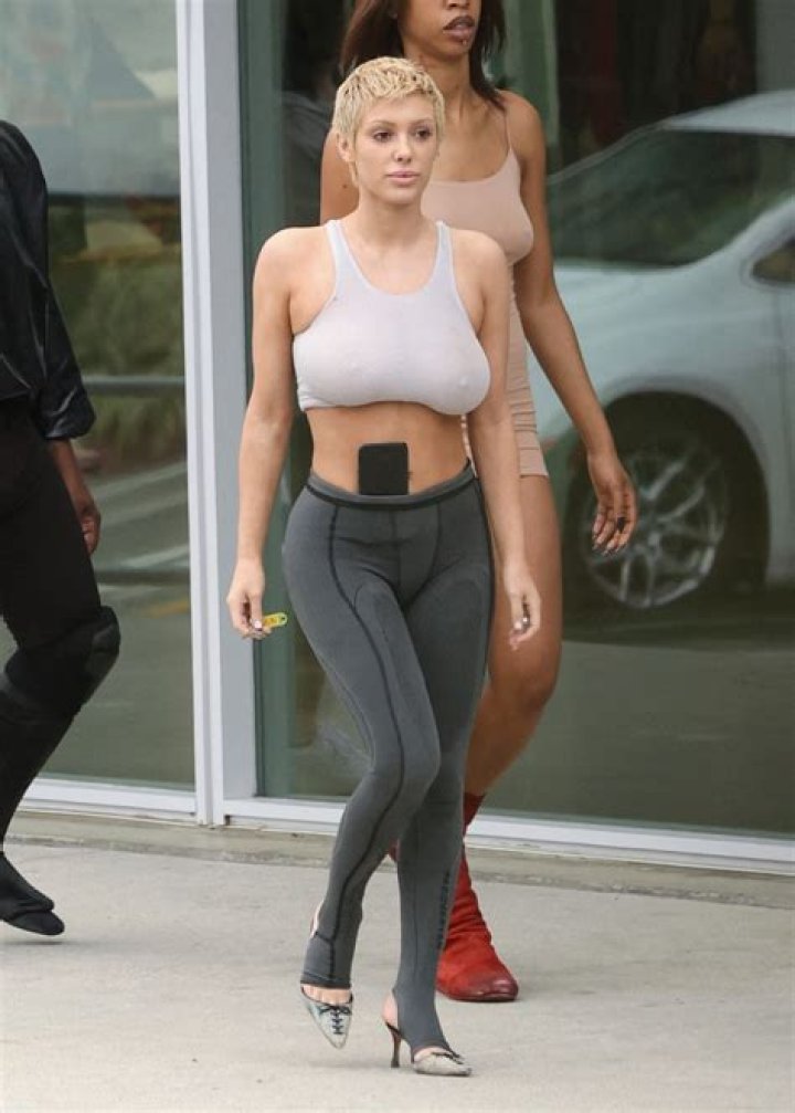 Amelia Hamlin’s Top Is ‘M.I.A.’ In New Hot Pics That Show Her Wearing Nothing But A Pair Of Pants!